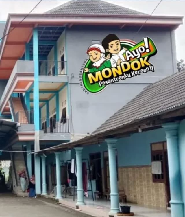 Gedung SMPIP Miftahul Mubtadi'in dengan mural Ayo Mondok Pesantrenku Kereen