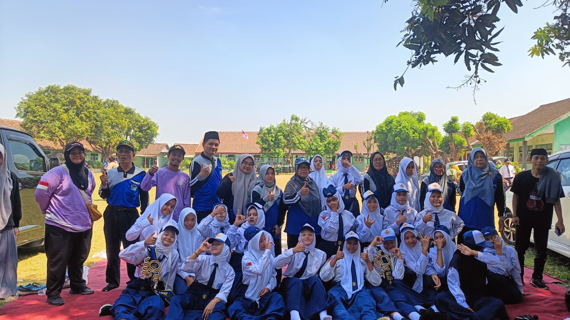 Santri dan dewan guru berfoto bersama usai kegiatan baris-berbaris