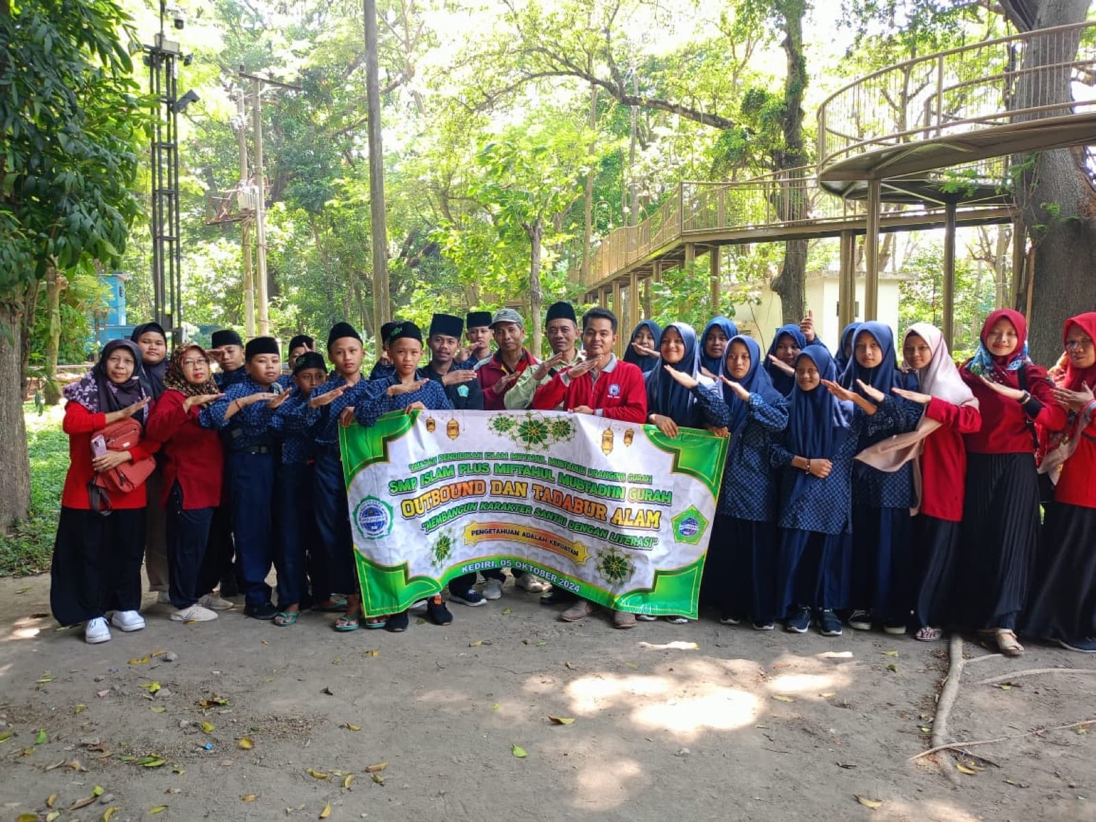 Foto bersama Outbound dan Tadabur Alam santri