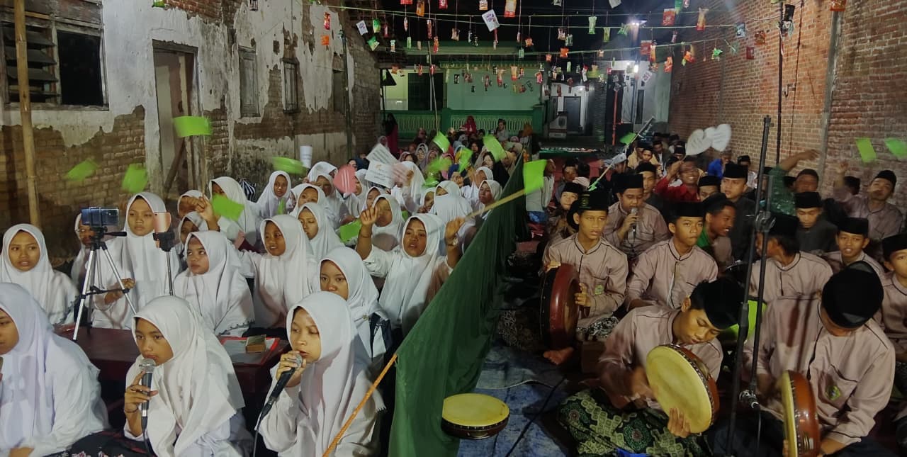 Santri tampil pentas seni tari